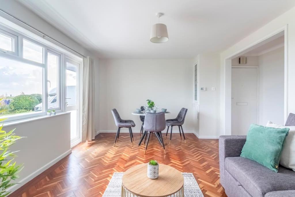 Spacious Sea View 2 Bedroom Sleeps 6-Free Parking Bournemouth Buitenkant foto